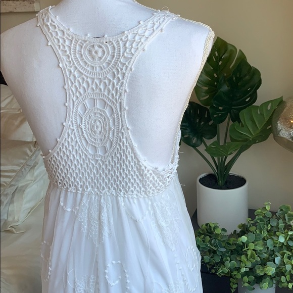 Beautiful White Lace Beach Dress w Crochet Top - Picture 5 of 9